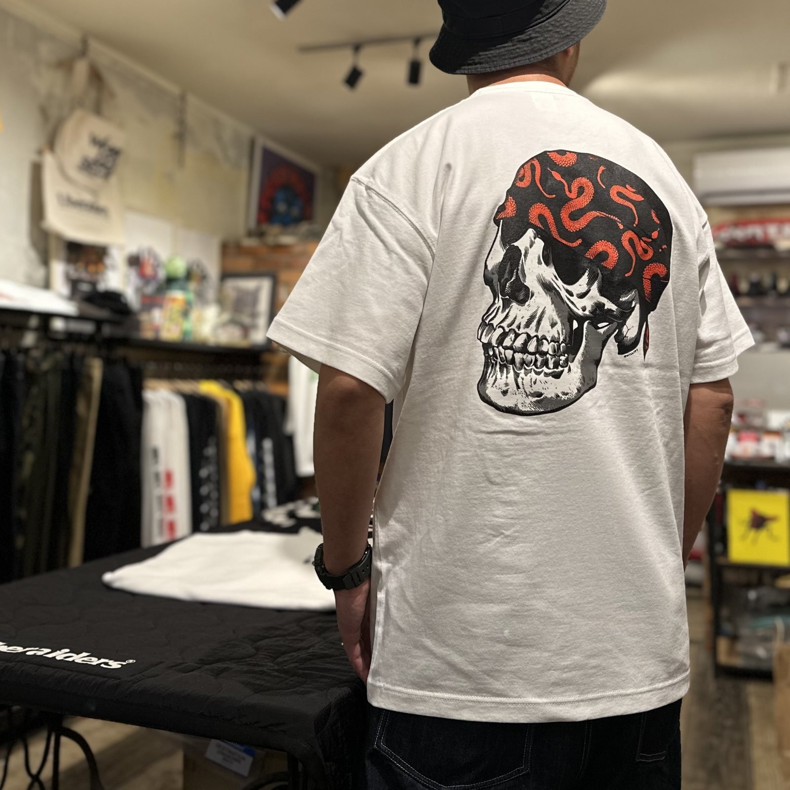 画像: ※ XLのみ【 Life's a Beach 】QEESKULL by Jim Phillips TEE ( Snake Bandana ver.) / WHITE