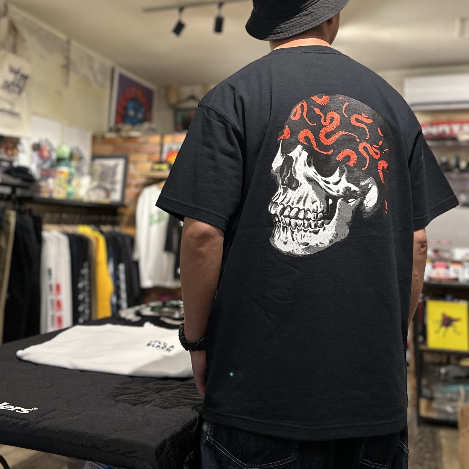 画像: ※XXLのみ【 Life's a Beach 】QEESKULL by Jim Phillips TEE ( Snake Bandana ver.) / BLACK