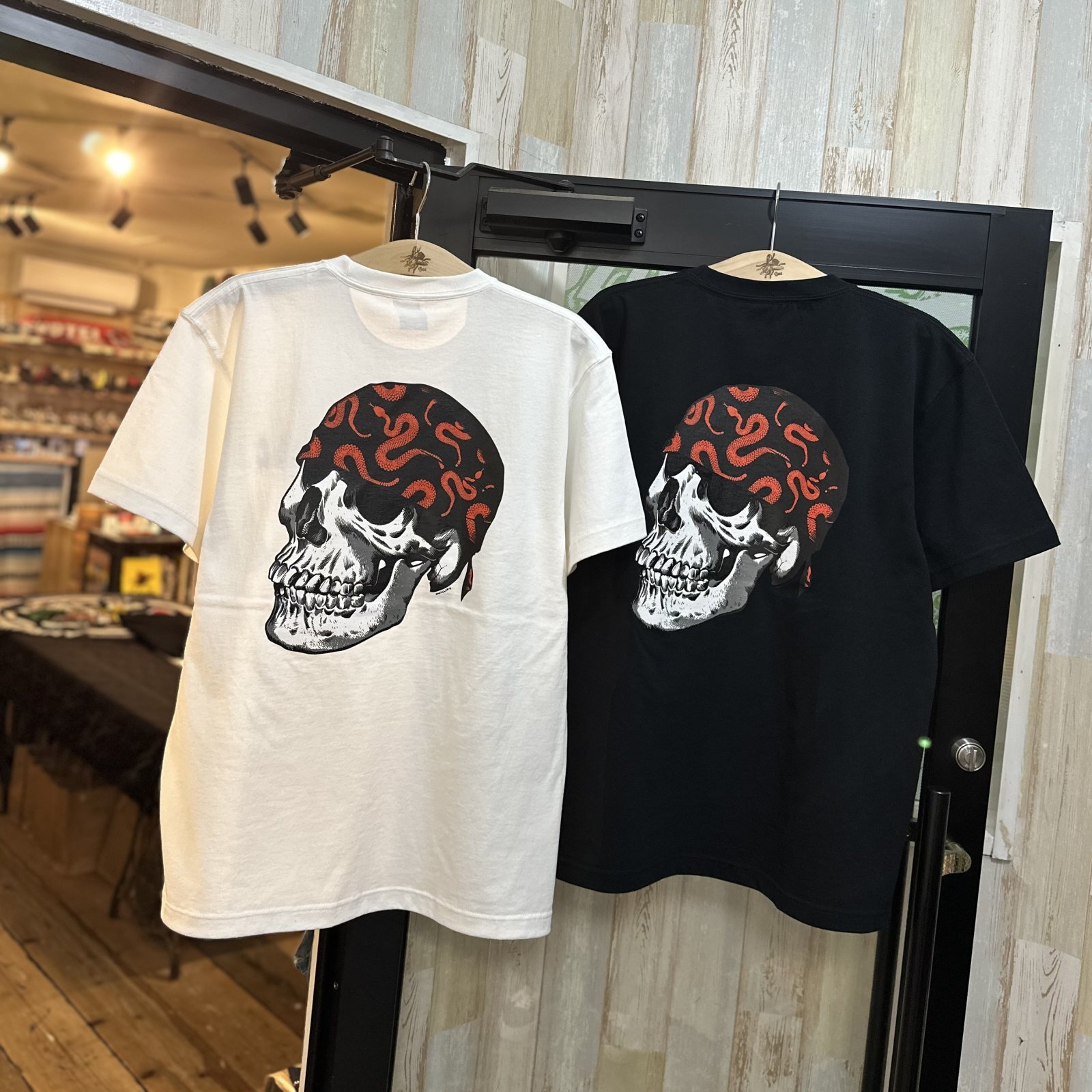 画像: ※ XLのみ【 Life's a Beach 】QEESKULL by Jim Phillips TEE ( Snake Bandana ver.) / WHITE